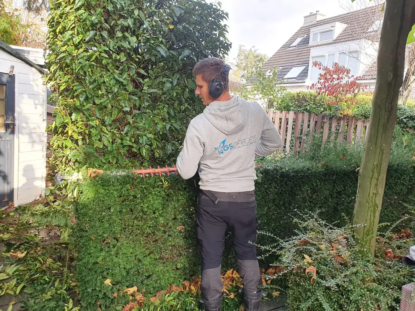 Guido Stange, eigenaar en hovenier van GS Gardens, aan het werk in een tuin in Nieuw-Vennep