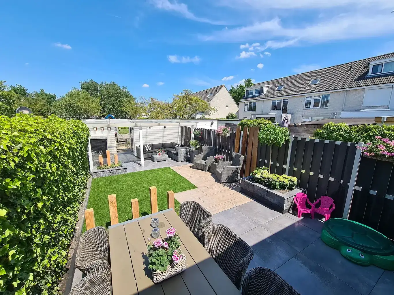 Door hovenier GS Gardens aangelegde tuin in Nieuw-Vennep — dronebeeld
