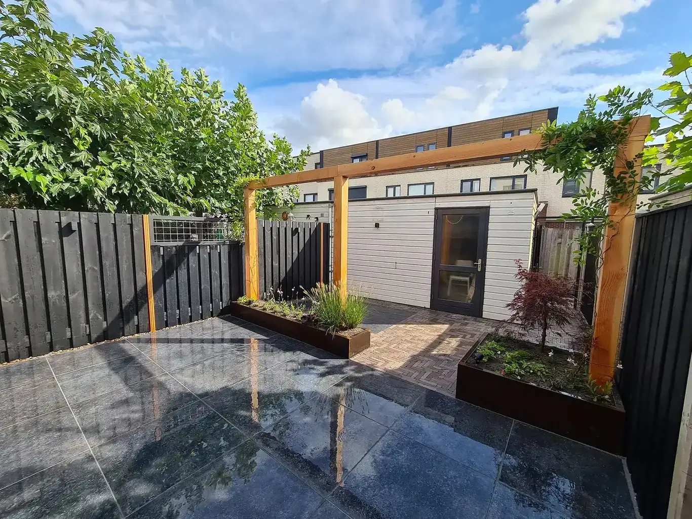 Tuinuitbreiding door hovenier GS Gardens in Nieuw-Vennep